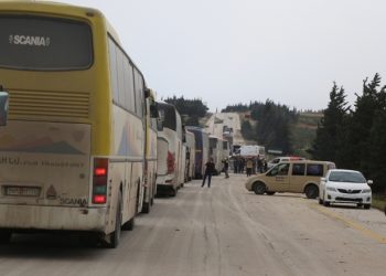 Çeteyên dewleta Tirk malbatên xwe li şûna gelê Efrînê bi cih dikin