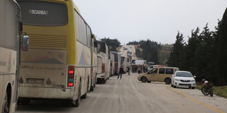 Çeteyên dewleta Tirk malbatên xwe li şûna gelê Efrînê bi cih dikin