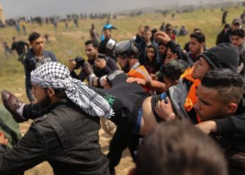 Bi wesayîta zirxî li ser laşê ciwanekî filistînî re derbas bûn