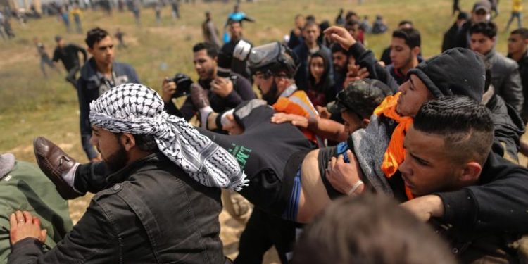 Bi wesayîta zirxî li ser laşê ciwanekî filistînî re derbas bûn