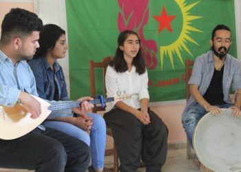 Ciwanên Qamişlo amadekariyên xwe ji bo bîranîna şehîd Zîlan dikin