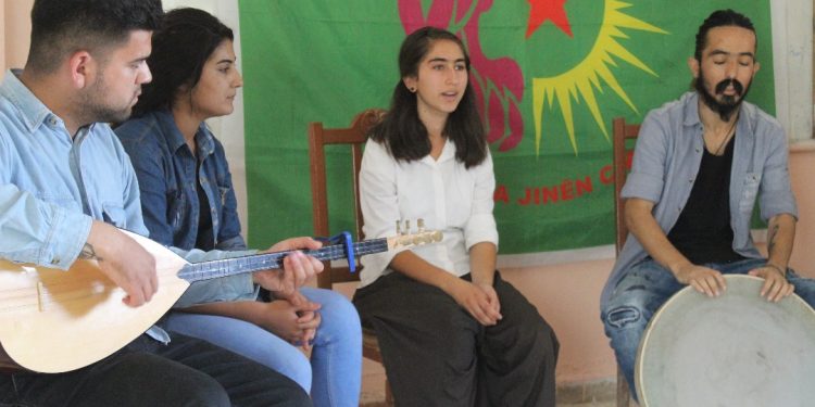 Ciwanên Qamişlo amadekariyên xwe ji bo bîranîna şehîd Zîlan dikin