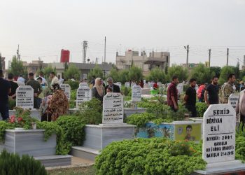 Ciwan û malbatên şehîdan li Qamişlo serdana goristana şehîdan kirin