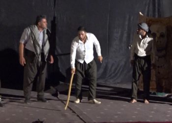 Koma Tolhildan şanoyek li Qamişlo pêşkeş kir