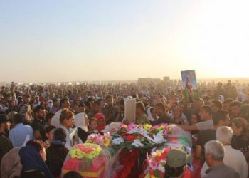 Dîlan Ahmed û xwişka wê li Hesekê bi merasîmekê hatin oxirkirin