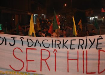 Ciwanên Dêrikê meşeke bi meşeleyan li dar xistin