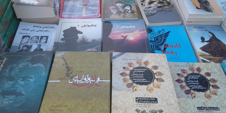 Ciwanên herêma Raperîn ji bo azadiya Rêberê gelan standa pirtûkan danîn