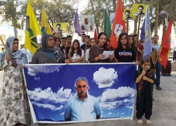Jinên Ciwanên Tekoşer Ji bo Azadiya Rêberê Gelan Abdullah Ocelan meşiyan