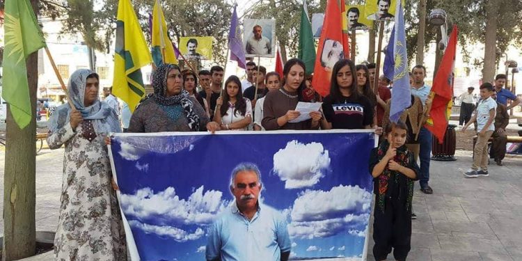 Jinên Ciwanên Tekoşer Ji bo Azadiya Rêberê Gelan Abdullah Ocelan meşiyan