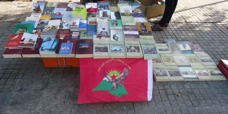 Ciwanên Başûrê Kurdistanê ji bo azadiya Rêber Ocalan û şermezarkirina tecrîdê standa pirtûkan danîn