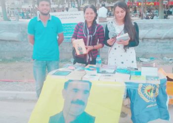 Jinên ciwan ji bo azadiya Rêberê gelan standa pirtûkan danîn