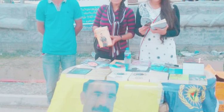 Jinên ciwan ji bo azadiya Rêberê gelan standa pirtûkan danîn