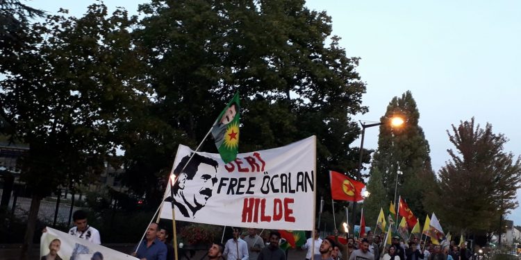 Ciwanên Parîsê ji bo azadiya Rêber Ocalan meşiyan