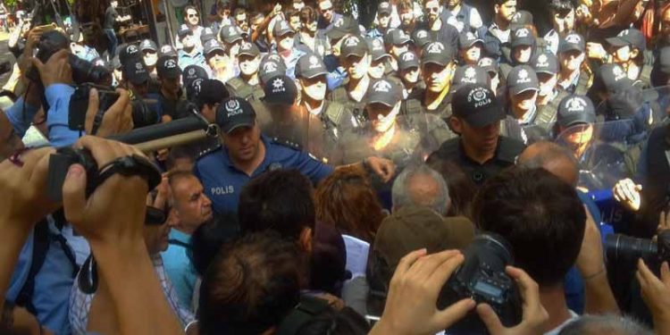 Polîsan êrîşî Dayîkên Şemiyê kirin