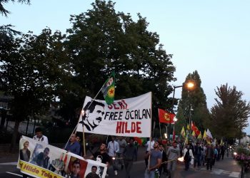 Ciwanên Kurd li Parîse dewleta Elmanya protesto dikin
