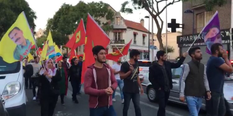 Ciwanên Kurd li Parîsê ji bo Rêber APO meşiyan