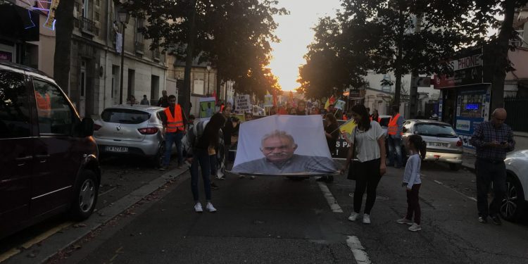 Li Fransa di pêşengtiya ciwanan qomplo û tecrîd hatin şermezar kirin