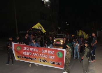 Ciwanên Rojava li hemberî Qomployê meşa meşaleyî li darxistin