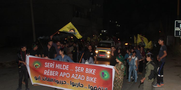 Ciwanên Rojava li hemberî Qomployê meşa meşaleyî li darxistin