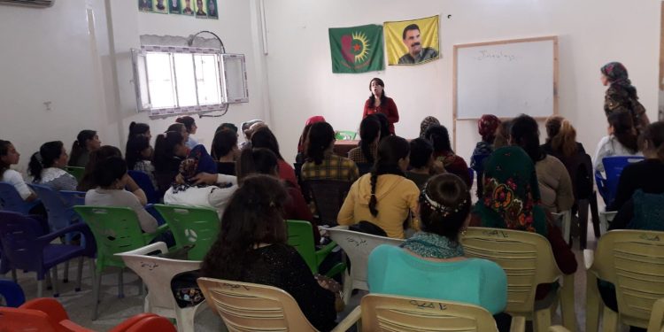 Jinên Ciwan li Kobanê derbarê Jineolojî û Qomplo nîqaş kirin