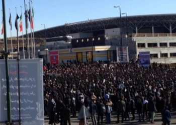 Li Îran’ê xwendekar û karker li dijî hikumetê li ser piyan in. 