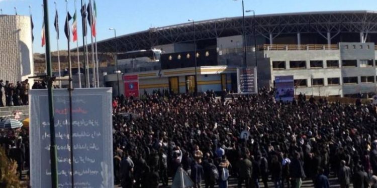 Li Îran’ê xwendekar û karker li dijî hikumetê li ser piyan in. 