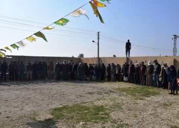 Ciwanên Girê Spî meşiyan li ser sînor