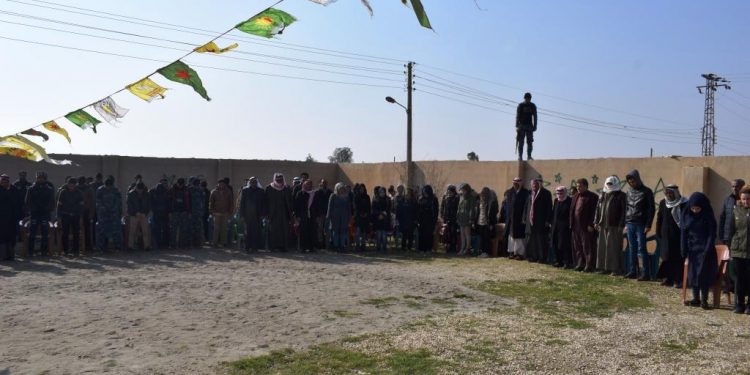 Ciwanên Girê Spî meşiyan li ser sînor