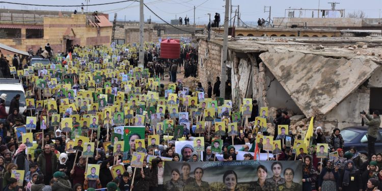 Malbatên Şehîd ên Efrîn’ê li dijî dagirkeriyê meşiyan