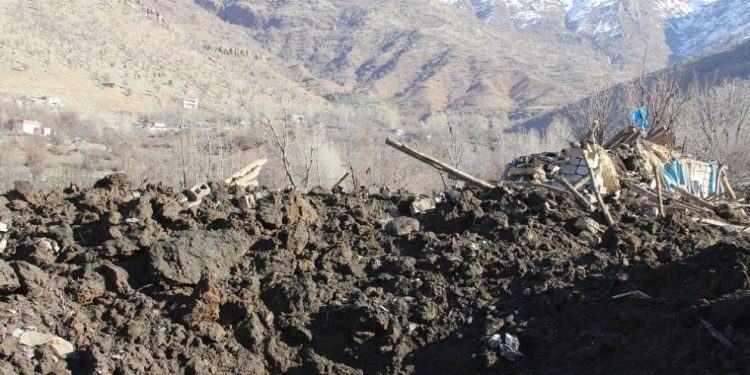 Balafirên dagirkeriya Tirk bomberdûmana li bax û baxçeyên gundê Suryayê barandin