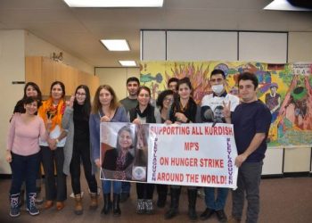 Li Zanîngeha Torontoyê ji bo piştgiriya greva birçîbûnê çalakiyek li dar xistin