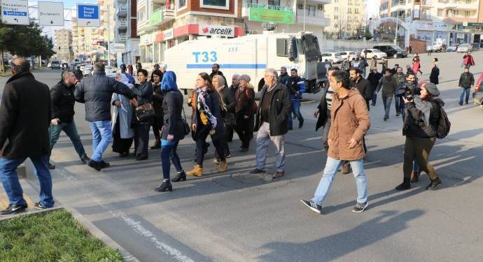 Girseya ku dixwaze bimeşê girtigeha Tîpa E ya Amed’ê tê astengkirin