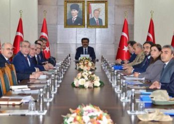 Tirsa grevên birçîbûnê: Li valîtiya Amedê a dagirker civîna ‘ewlehiyê’