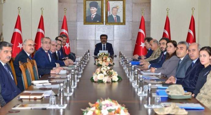 Tirsa grevên birçîbûnê: Li valîtiya Amedê a dagirker civîna ‘ewlehiyê’