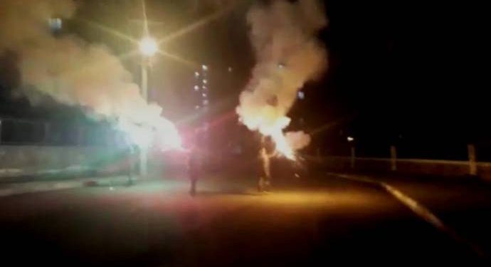 Polêsên dagirker li Amed’ê êrîşê meşa ciwanan kir