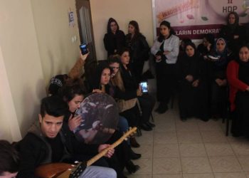 Li Cîzîr’ê Ciwanan ji bo Leyla Guven şeva muzîkê li dar xist