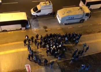 24 Seat mala Leyla Guven dibin dorpêçkirina polîsan de ye