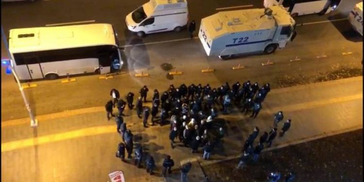 24 Seat mala Leyla Guven dibin dorpêçkirina polîsan de ye