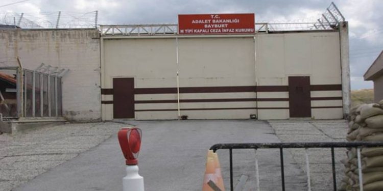 Sê girtiyên jin li girtigeha Bayburt’ê ketin greva birçîbûnê yê bêdem û bêdorveger