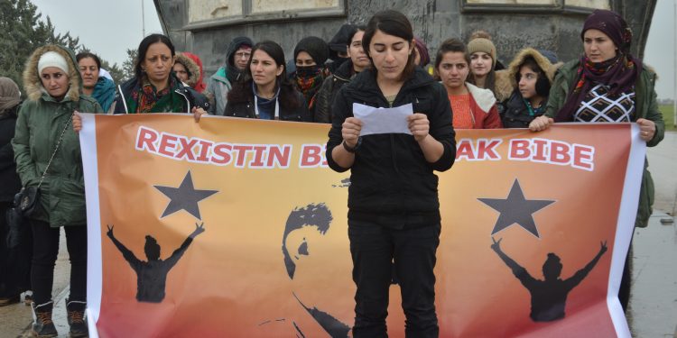 Yekitiya Jinên Ciwan li dijî tecrîdê çalakiyek li dar xistin