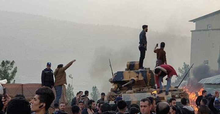 Xwendekarên Zanîngeha Dihokê bi sirûdekî piştgirî dan gelê Şeladizê