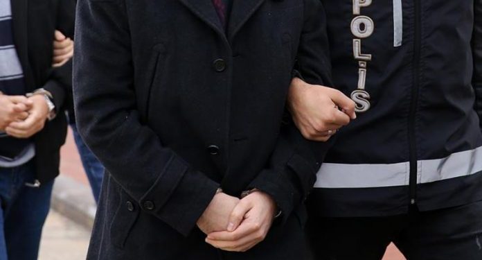 Li Îzmîr’ê 14 welatî ji ber parvekirinên xwe yên Tora Civakî hatin binçavkirin