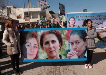 Li Kobanê Jinên Ciwan bi meşekî sê jinên azad bibîranîn