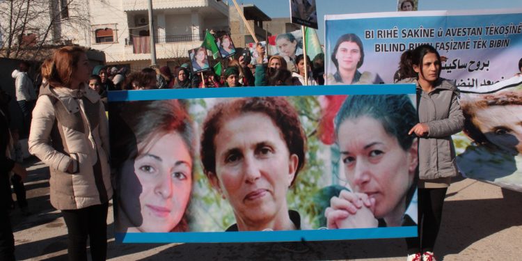 Li Kobanê Jinên Ciwan bi meşekî sê jinên azad bibîranîn