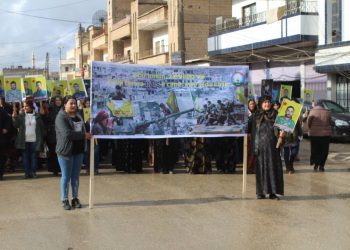 Malbatên Şehîdan li Cizîrê li dijî tecrîdê meşiyan