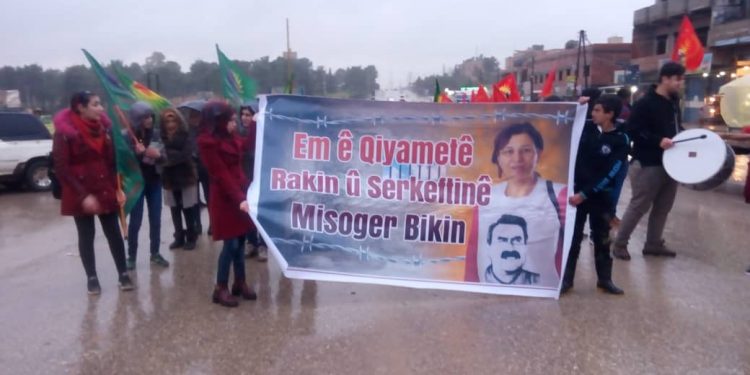 Ciwanên Girkê Legê li dijî tecrîdê meşiyan