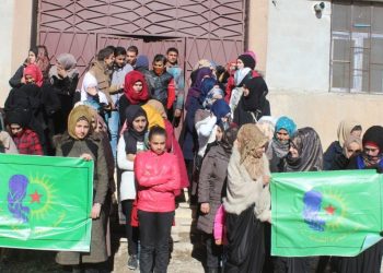 Yekîtiya Jinên Ciwan ê Reqqayê ji bo piştgiriya Leyla Guven çalakiyek li darxistin