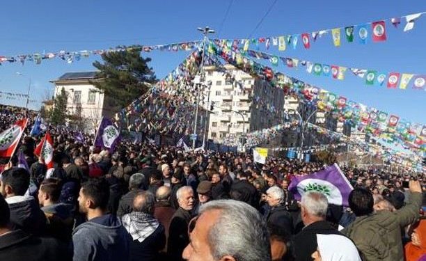 Li Amed’ê bi hezaran kes diherikin qada mîtîngê-NÛ BÛ