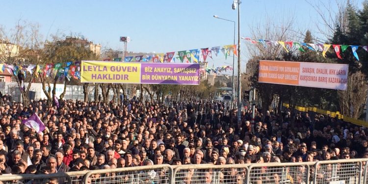 Bi hezaran kes tevlî meşa Amedê bûn