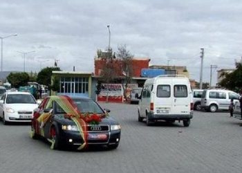 Pêkanînên faşîzane didomin; Polîsan bi darê zorê ala tirk bi karwana dawetê ve daliqandin